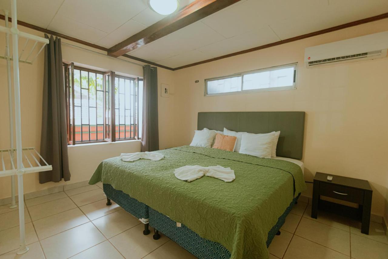 Quepos Inn エクステリア 写真