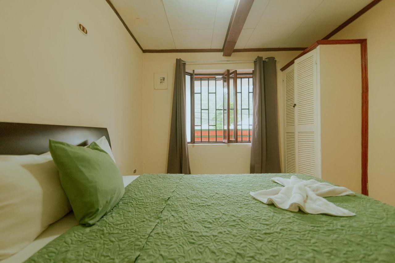 Quepos Inn エクステリア 写真