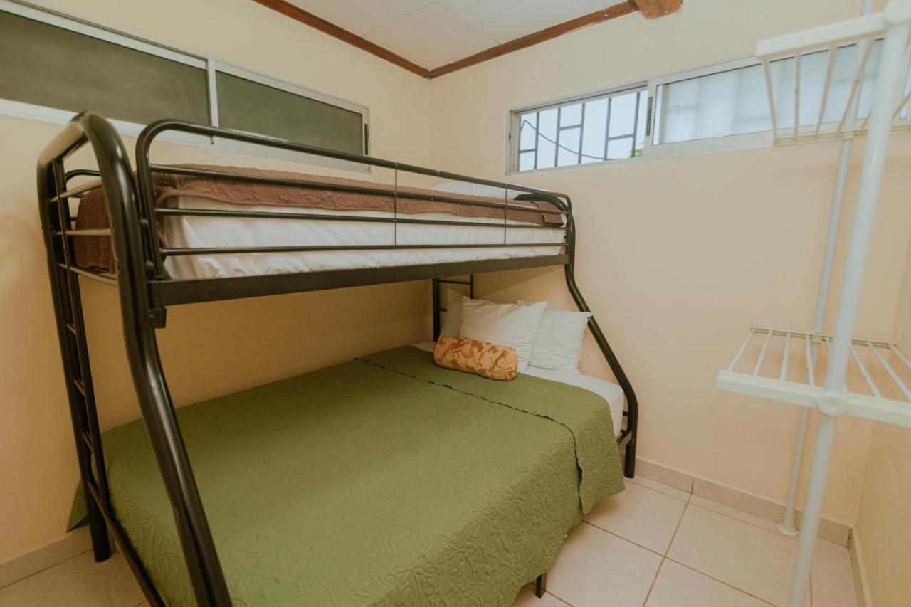 Quepos Inn エクステリア 写真
