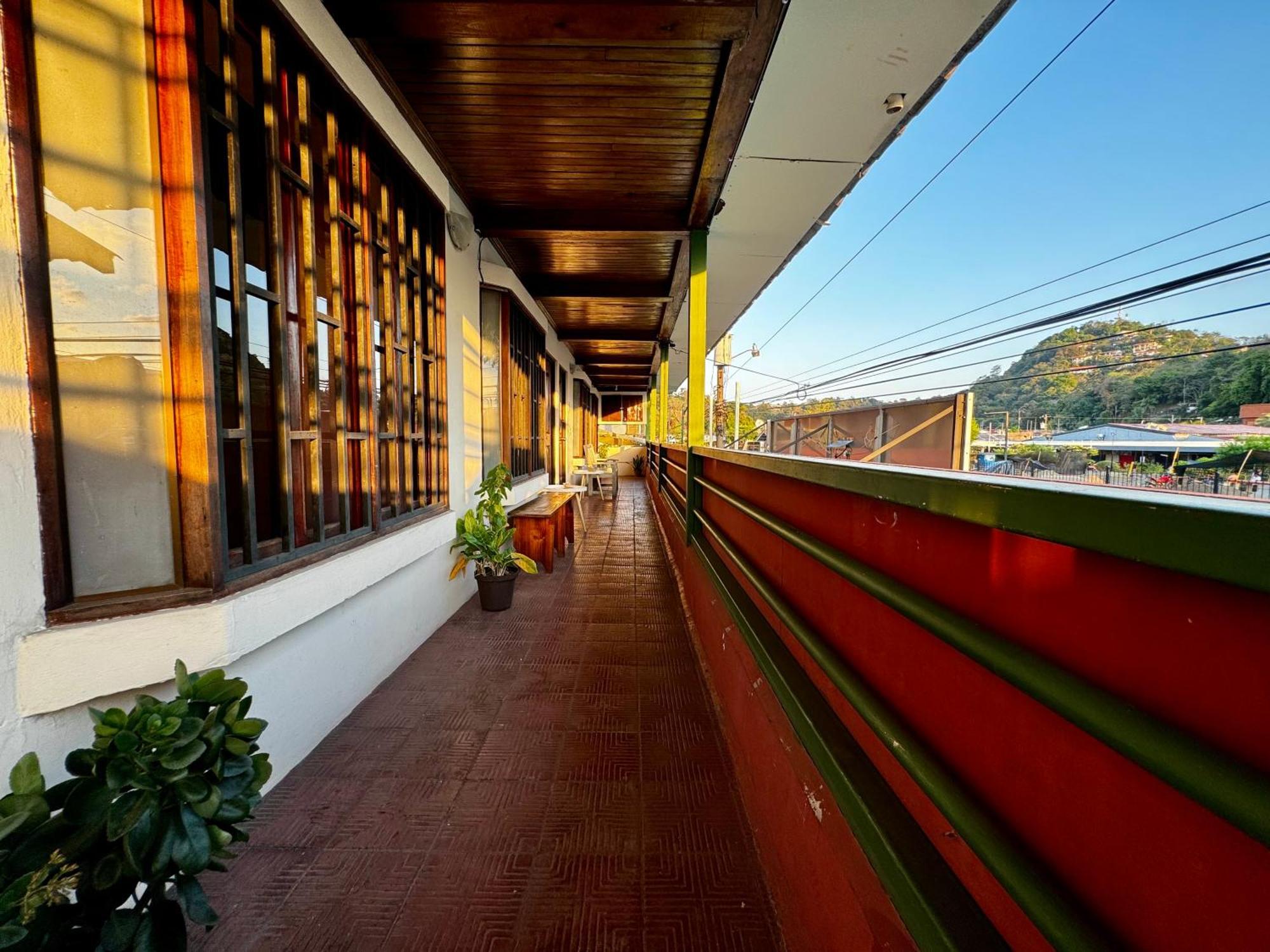 Quepos Inn エクステリア 写真